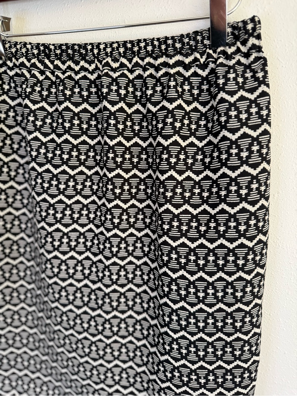LOFT Black White Printed Skirt Size S Elastic Waist Side Slit - Picture 4 of 8
